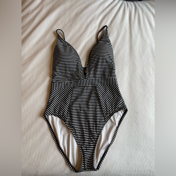 Striped keyhole swimsuit - Picture 8 of 9